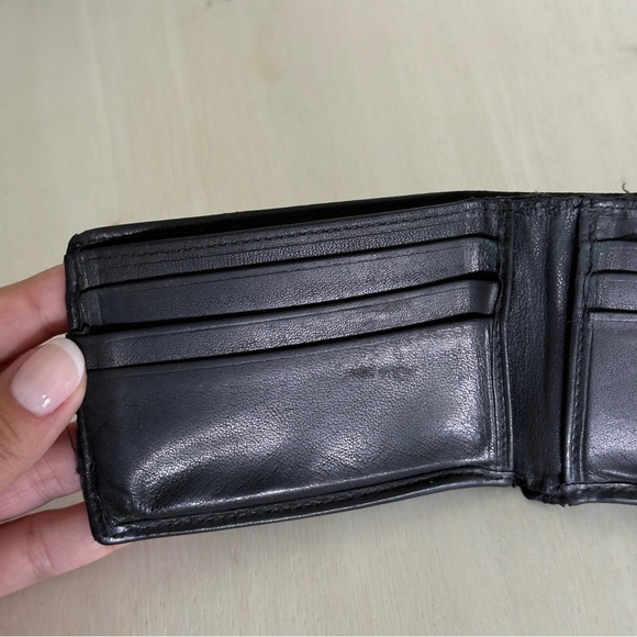 TUMI Sleek Black Leather Men's Wallet - Picture 4 of 9